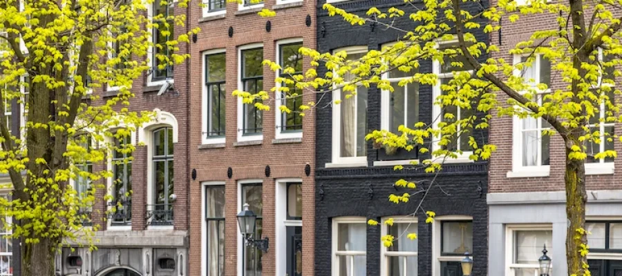amsterdam-canal-houses-detail-2026-03-24-10-13-31-utc